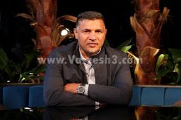 علی دایی در فیفا د بست، او جایزه می‌دهد