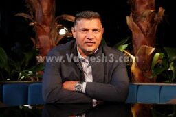 علی دایی در فیفا د بست، او جایزه می‌دهد
