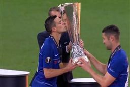 فیلم/ لحظه بالا بردن جام قهرمانی توسط بازیکنان چلسی