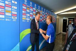 خوش و بش کی‌‌روش و سرمربی ویتنام پیش از شروع بازی + تصویر