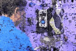 فضانورد زن "ایستگاه فضایی بین‌المللی" در حال آزمایش یک ربات