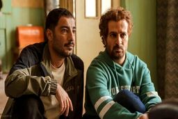 استایل عجیب و غریب نوید محمدزاده در اکران خصوصی | آقا با این مدل لباس پوشیدن حسابی سوژه شده