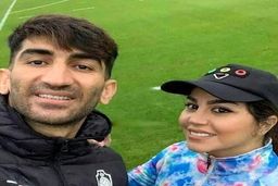 جشن لاکچری علیرضا بیرانوند و زنش در روز دربی | عکس زن علیرضا بیرانوند با لباس پرسپولیس و موهای قرمز همه رو مات کرد