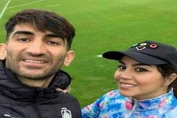 جشن لاکچری علیرضا بیرانوند و زنش در روز دربی | عکس زن علیرضا بیرانوند با لباس پرسپولیس و موهای قرمز همه رو مات کرد