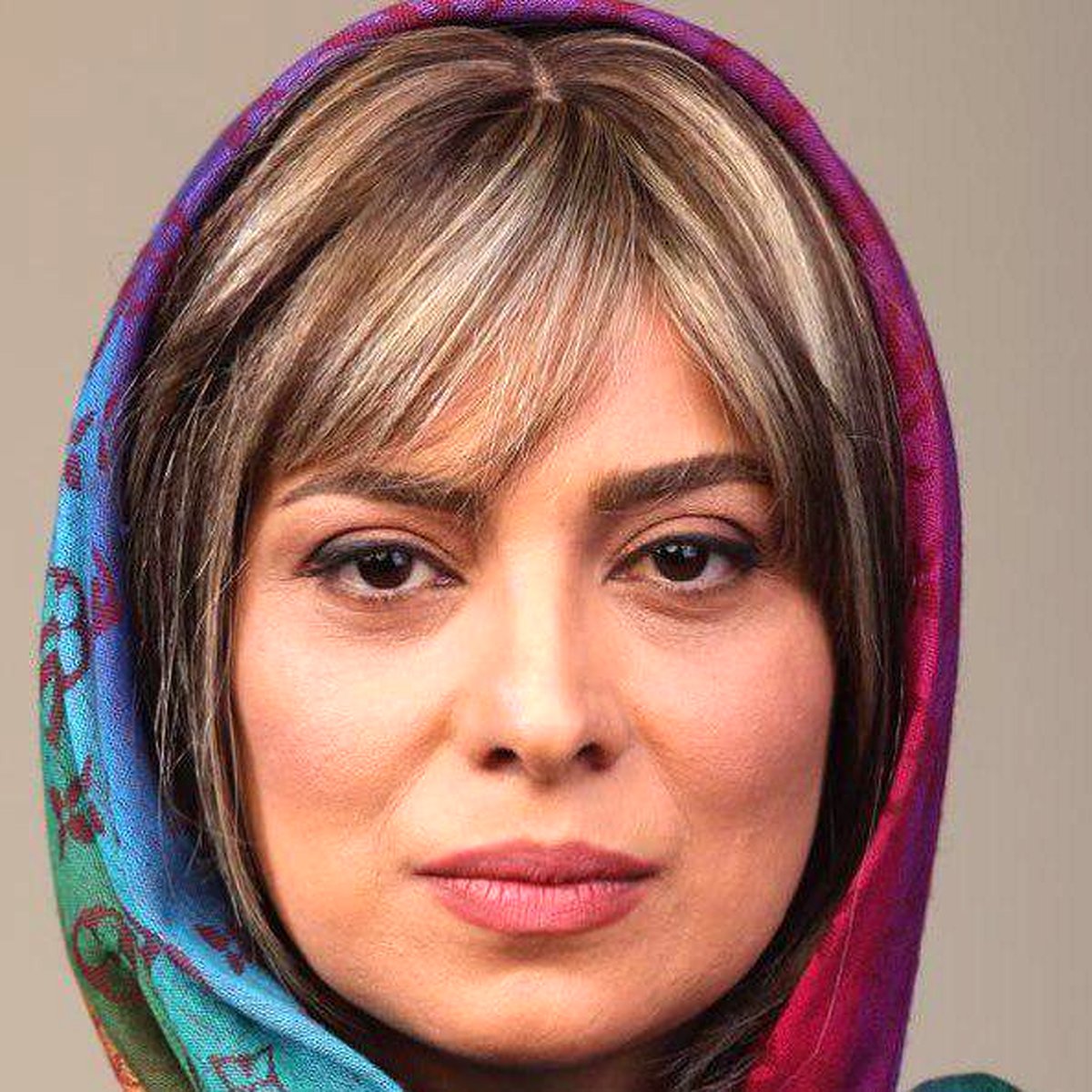 عکس پایان سال روشنک عجمیان با موهای چتری!