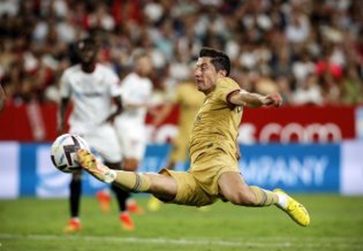 لواندوفسکی طلبش را از فوتبال وصول میکند!