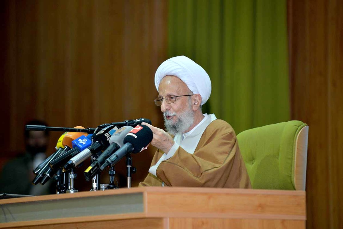 آیت الله مصباح یزدی: برخی خود را باسوادتر از رهبری می دانند چون مثلا دکترا دارند؛ با کنایه از ولایت فقیه می گویند / اگر امریکا غلطی بخواهد بکند، به دست همین خودی ها انجام می دهد