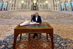 دیدار پزشکیان از مسجد عظیم سلطان قابوس + عکس