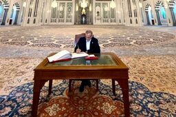 دیدار پزشکیان از مسجد عظیم سلطان قابوس + عکس