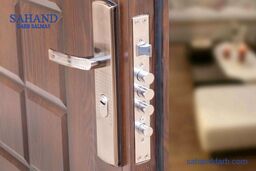 نصب درب ضد سرقت روی چهارچوب قدیمی
