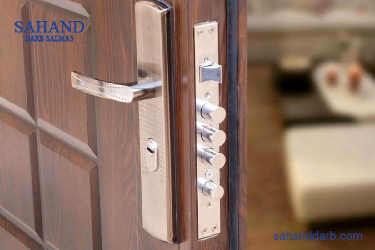 نصب درب ضد سرقت روی چهارچوب قدیمی