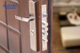 نصب درب ضد سرقت روی چهارچوب قدیمی
