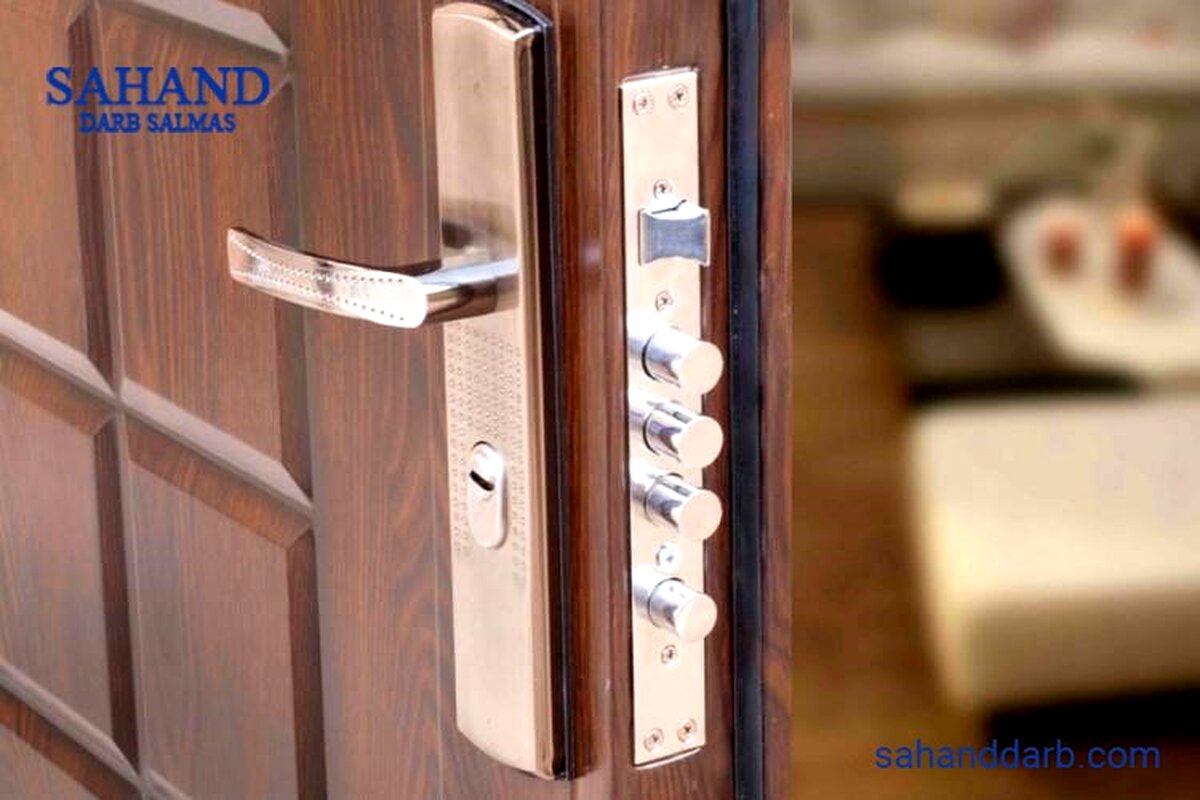 نصب درب ضد سرقت روی چهارچوب قدیمی
