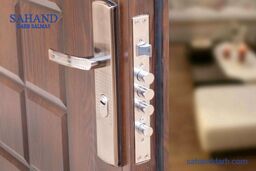 نصب درب ضد سرقت روی چهارچوب قدیمی
