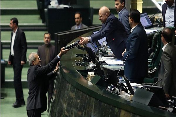 پزشکیان لایحه بودجه ۱۴۰۵ را تقدیم مجلس کرد