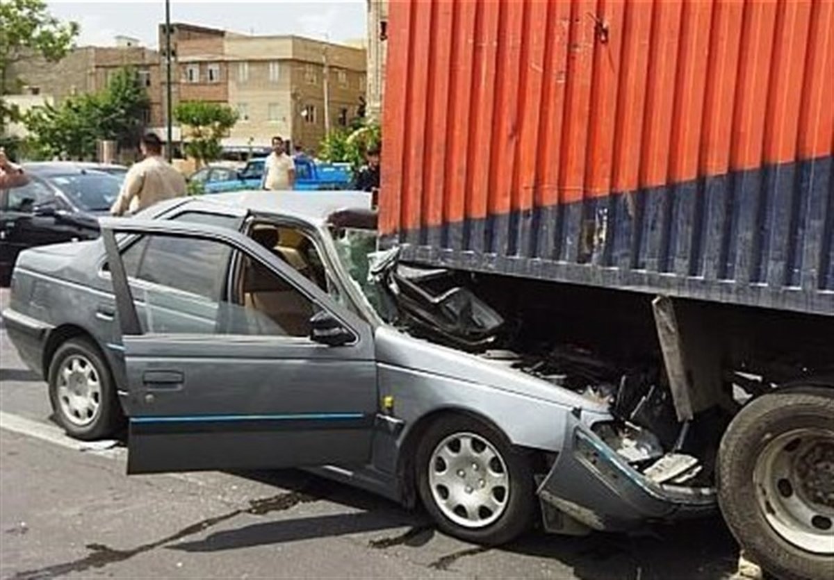 نجات معجزه آسای عابر پیاده از زیر کامیونت + تصاویر