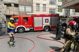 نجات زن جوان و دختران خردسال از میان دود غلیظ + تصاویر