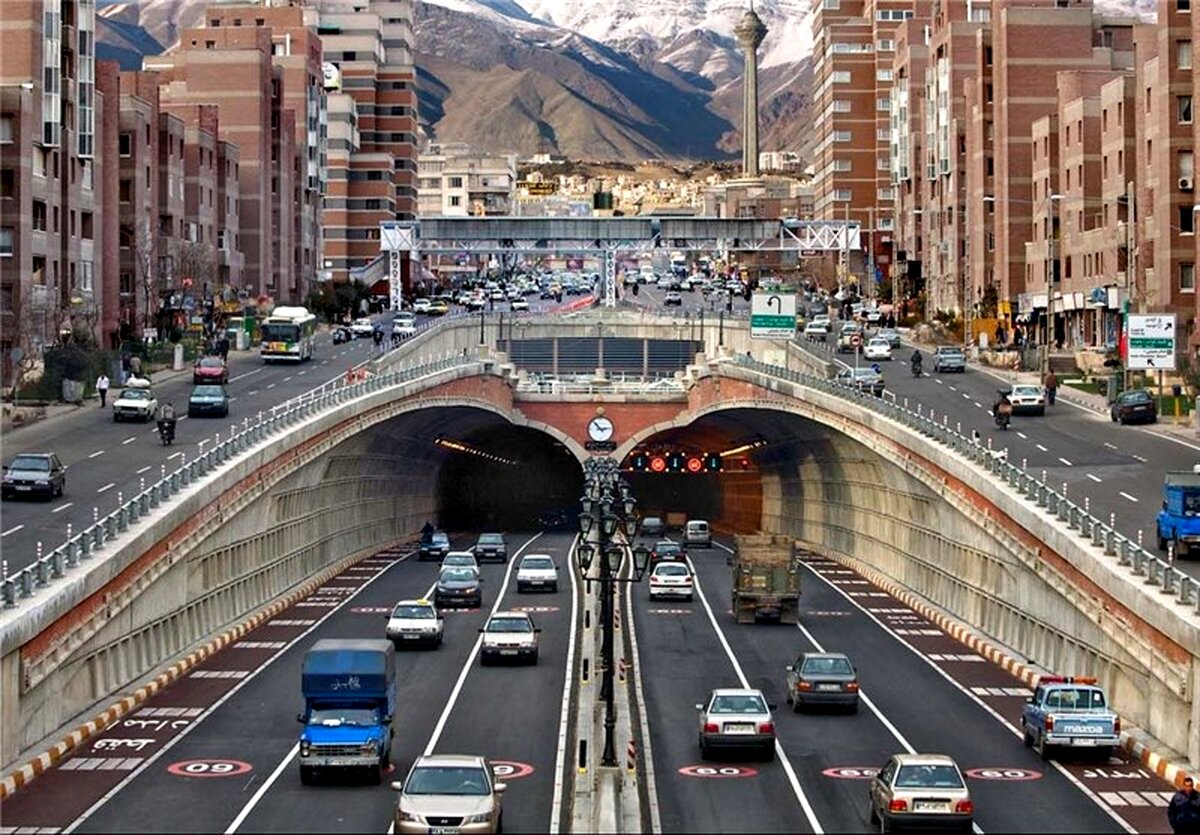 دو پاره شدن شهر به دو دسته پولدارها و بی پول‌ها/ اخذ عوارض 300 تومانی از خودرو ها در شهر/  آثار اقتصادی، ترافیکی و روانی وضع عوارض بر پنج تونل و اتوبان صدر/ مدیران شهرداری تهران به وضع مردم توجهی ندارند