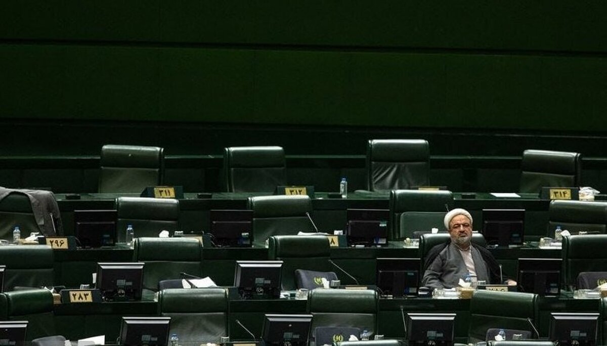 پیامک های رشته ای علیه ظریف در جلسه مجلس