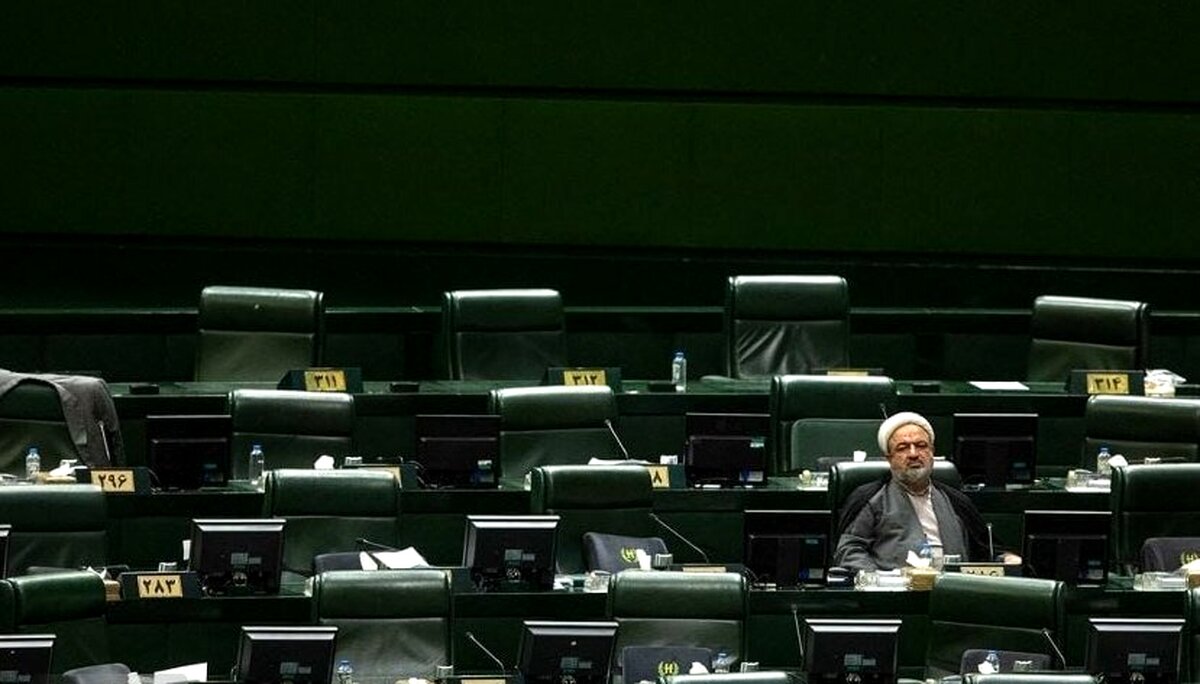 پیامک های رشته ای علیه ظریف در جلسه مجلس