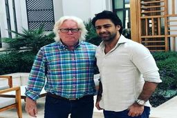 چند ابهام جدی/ حالا  فرهاد در یک متری شفر روی نیمکت نشسته است