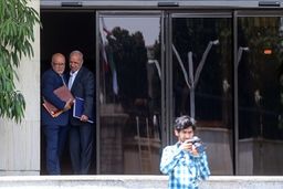 حاشیه جلسه هیات دولت را ببینید