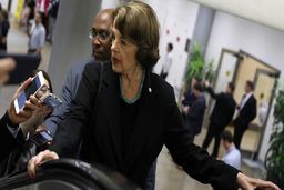 شایعه جدید درباره ظریف؛ او با یک سناتور آمریکایی گفت و گو کرده است؟