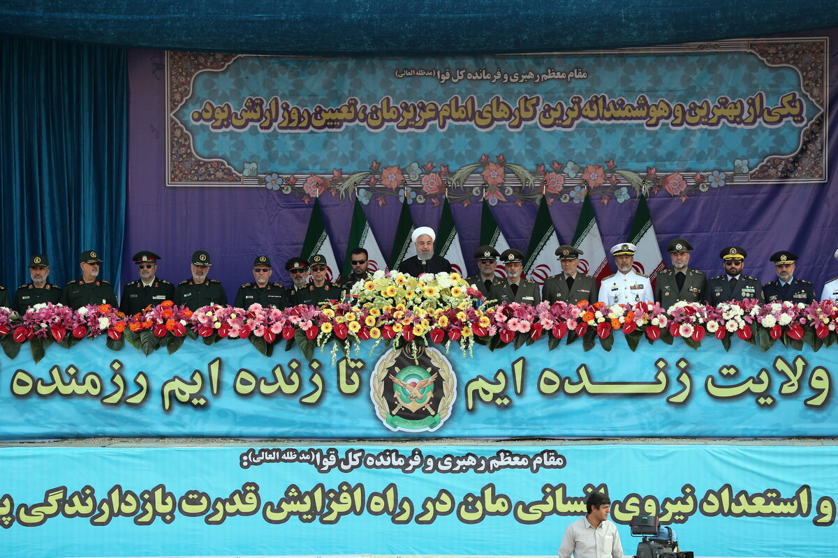 حسن روحانی : ارتش هرگز وارد بازی های سیاسی نشده و به وصیت امام راحل به خوبی عمل کرده است/در هیچ فسادی در جامعه و کشور ما نامی از امیران و بزرگان ارتش نیست