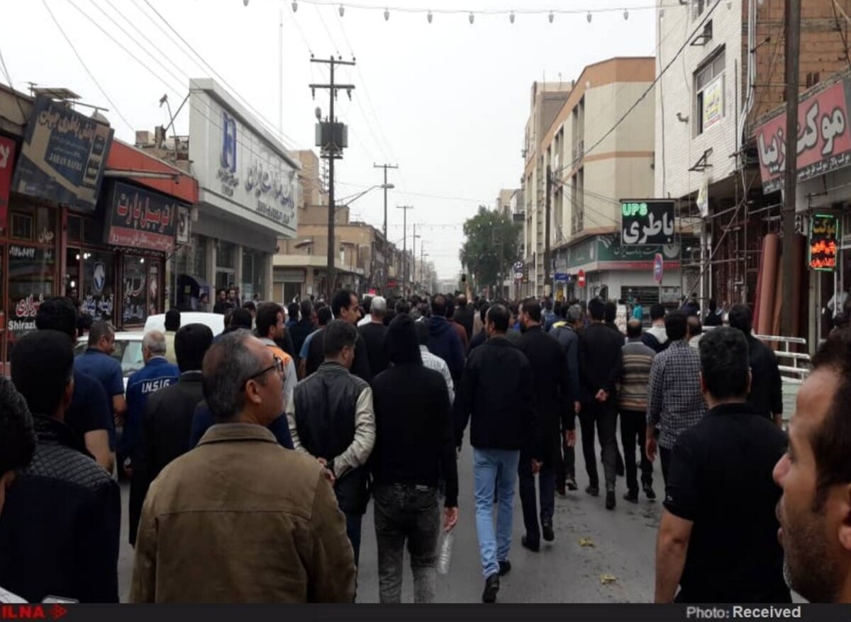 تجمع کارگران گروه ملی فولاد همچنان ادامه دارد/ راهپیمایی در خیابان های اهواز
