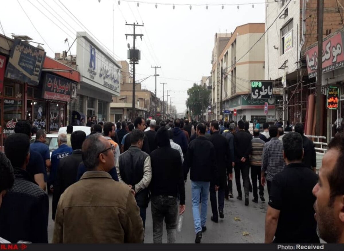 تجمع کارگران گروه ملی فولاد همچنان ادامه دارد/ راهپیمایی در خیابان های اهواز