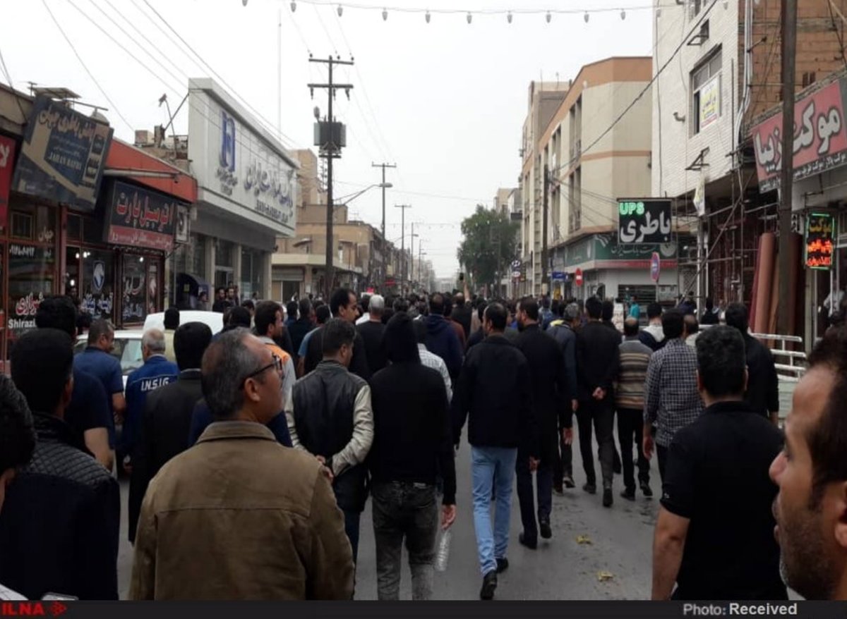 تجمع کارگران گروه ملی فولاد همچنان ادامه دارد/ راهپیمایی در خیابان های اهواز