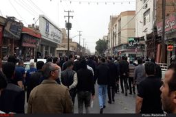 تجمع کارگران گروه ملی فولاد همچنان ادامه دارد/ راهپیمایی در خیابان های اهواز