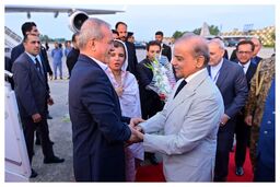 لحظه شلیک ٢١ گلوله توپ به افتخار رئیس جمهور ایران