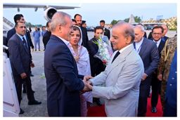 لحظه شلیک ٢١ گلوله توپ به افتخار رئیس جمهور ایران