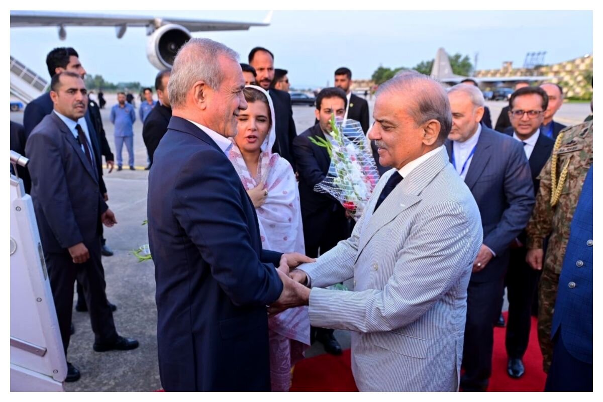 لحظه شلیک ٢١ گلوله توپ به افتخار رئیس جمهور ایران