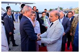 لحظه شلیک ٢١ گلوله توپ به افتخار رئیس جمهور ایران