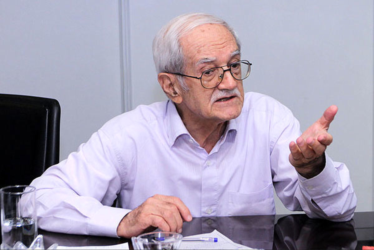 ابراهیم رزاقی: قرار بود حامی کوخ‌نشینان باشیم!/ در شأن مردم نیست در شرایط کرونا ساعت‌ها در صف مرغ بایستند/ دولت مردم را فقیر می‌کند تا به ستوه آیند و به نظام بی‌اعتماد شوند/ اگر دولتی جهادی روی کار بیاید هشت ساله کشوری صنعتی خواهیم شد