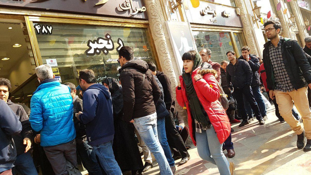 تجمع مردم به دلیل عرضه دلار دولتی 4624 تومانی/ یورو ارزان شد