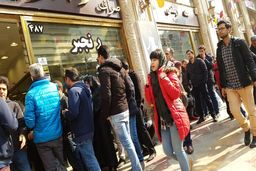 تجمع مردم به دلیل عرضه دلار دولتی 4624 تومانی/ یورو ارزان شد