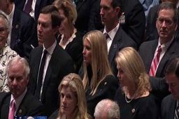 مراسم یادبود مک کین به عرصه انتقاد از ترامپ تبدیل شد