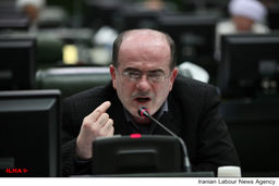  عده‌ای برای اداره کشور فکر می‌کنند بیشتر از مردم می‌فهمند