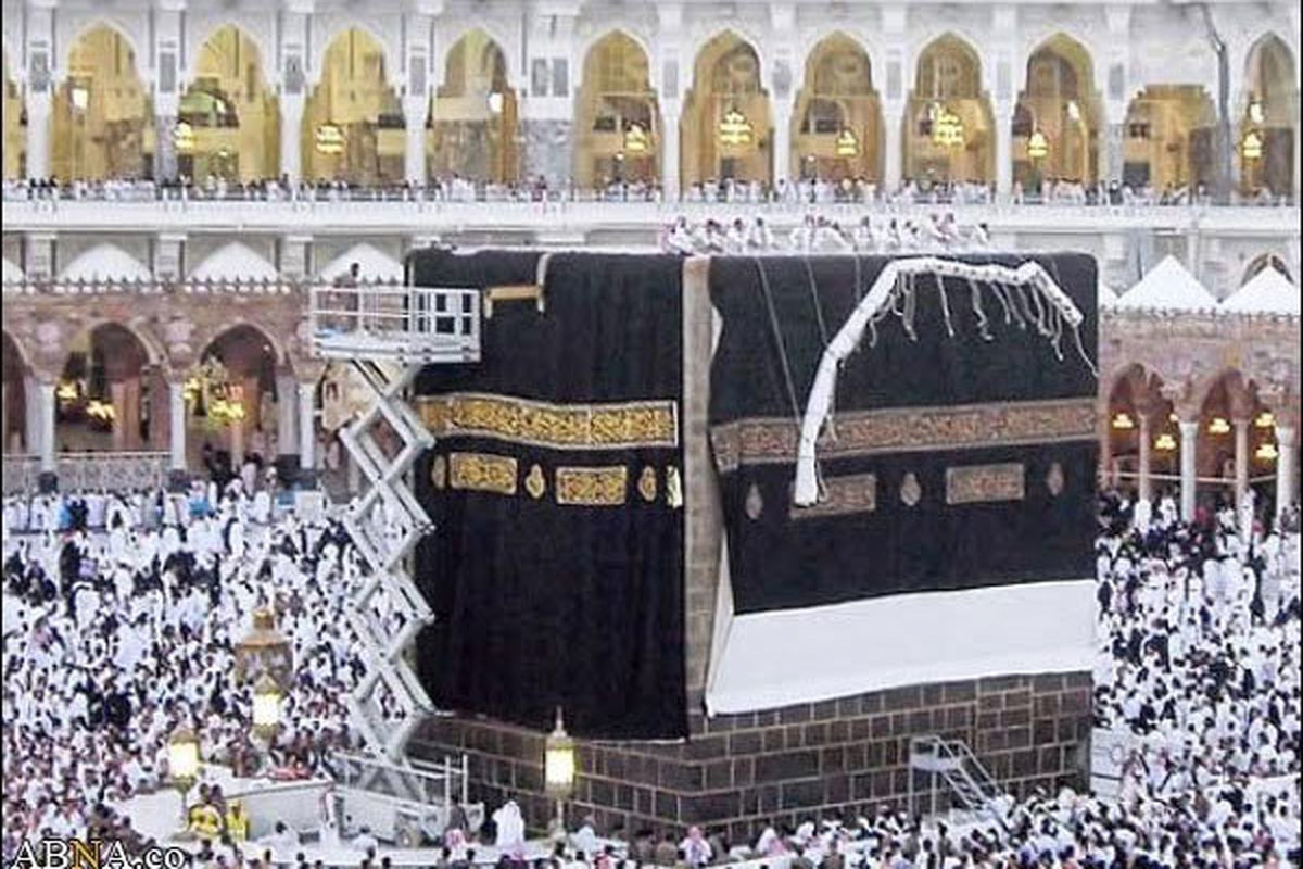 پس از شستشو با گلاب ناب پرده کعبه تعویض شد