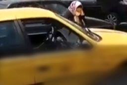 هلیا دختر قمه کش تکرار شد! / فیلم قمه کشی زن ابهری به یک تاکسی