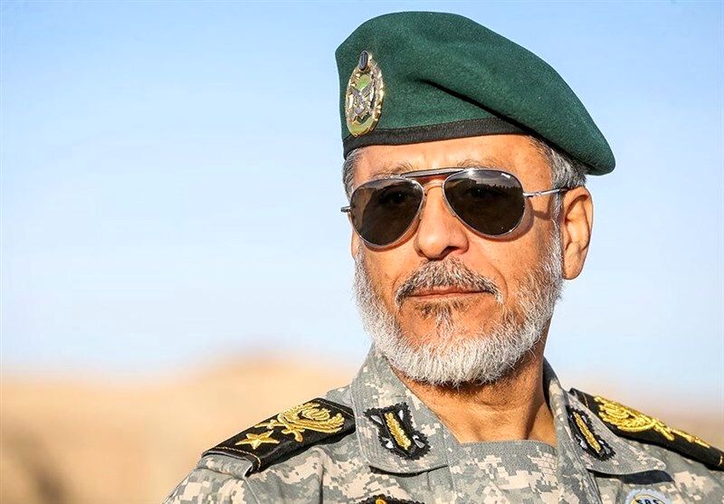 دریادار سیاری : می‌جنگیم و محاسبات دشمن را به هم می‌ریزیم