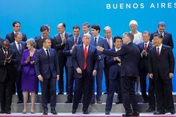 مستبدان جهان به آمریکا می‌خندند