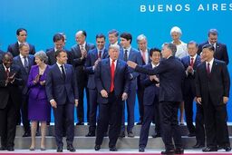 مستبدان جهان به آمریکا می‌خندند