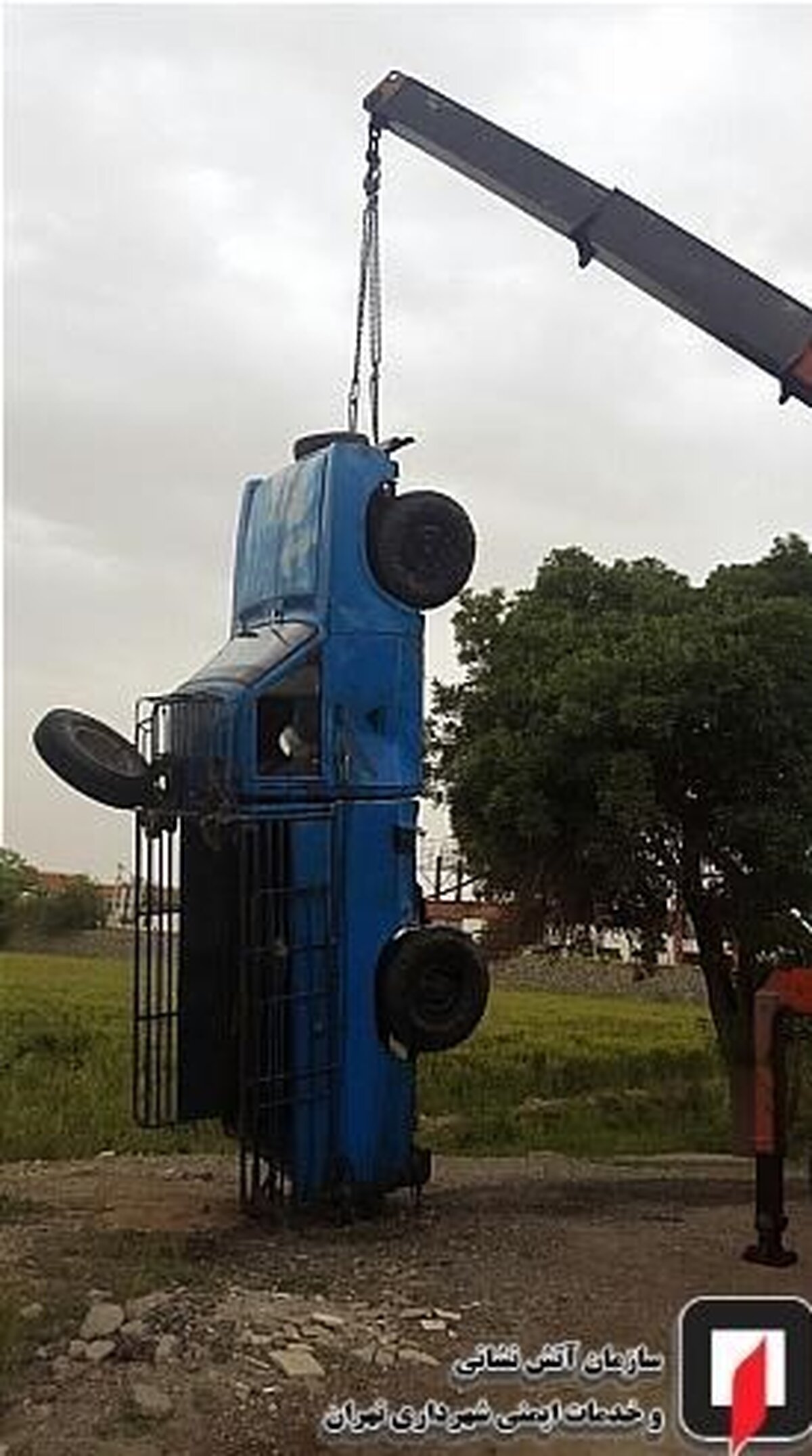سقوط نیسان‌وانت به همراه راننده داخل کانال آب + تصاویر