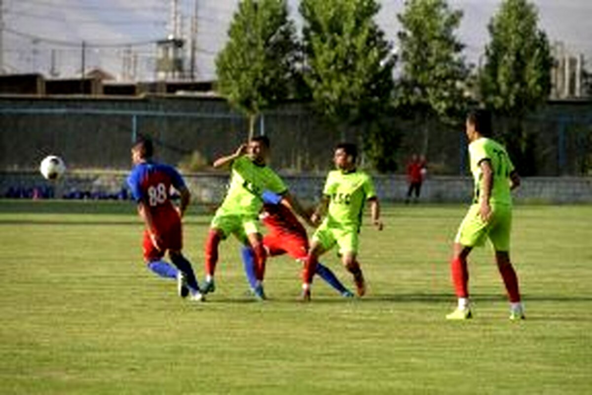 فولاد کنار هوادارانش تمرین می کند