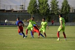 فولاد کنار هوادارانش تمرین می کند