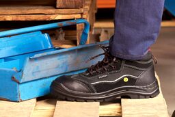 اهمیت استفاده از لباس و کفش ایمنی چیست؟